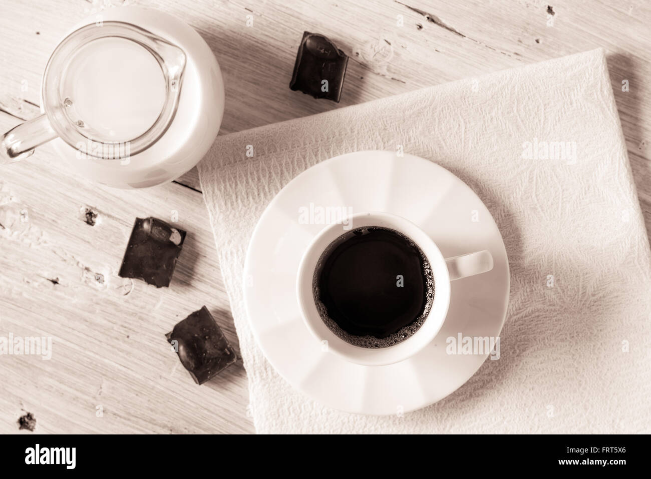 Tasse de café avec du lait et du chocolat pot sur la vue de dessus de table blanc Banque D'Images