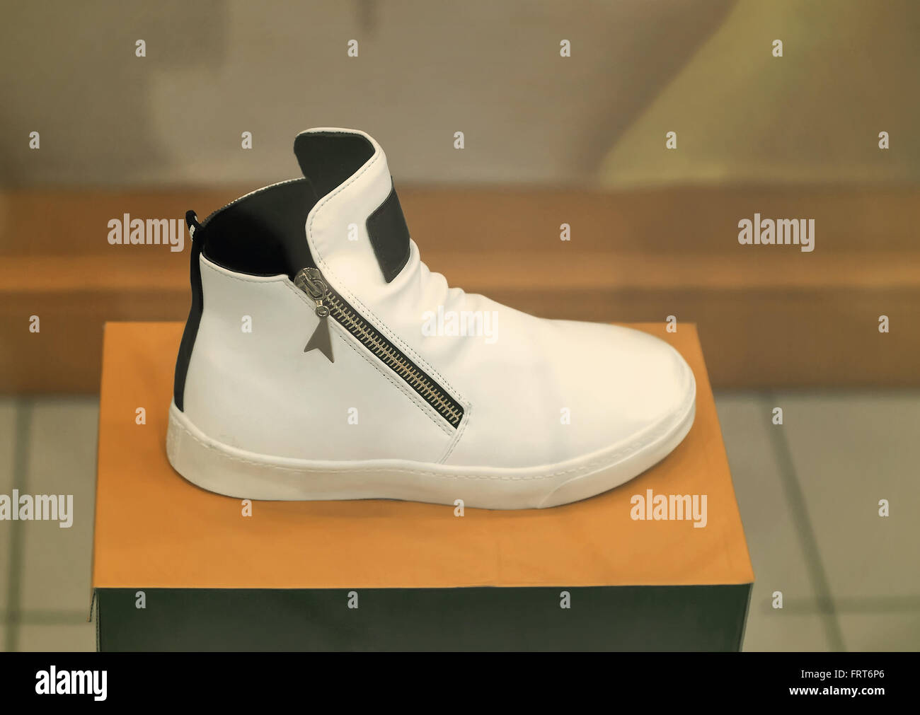Dans une vitrine de magasin montre comment des chaussures de sport : Chaussures confortables blanc . Banque D'Images