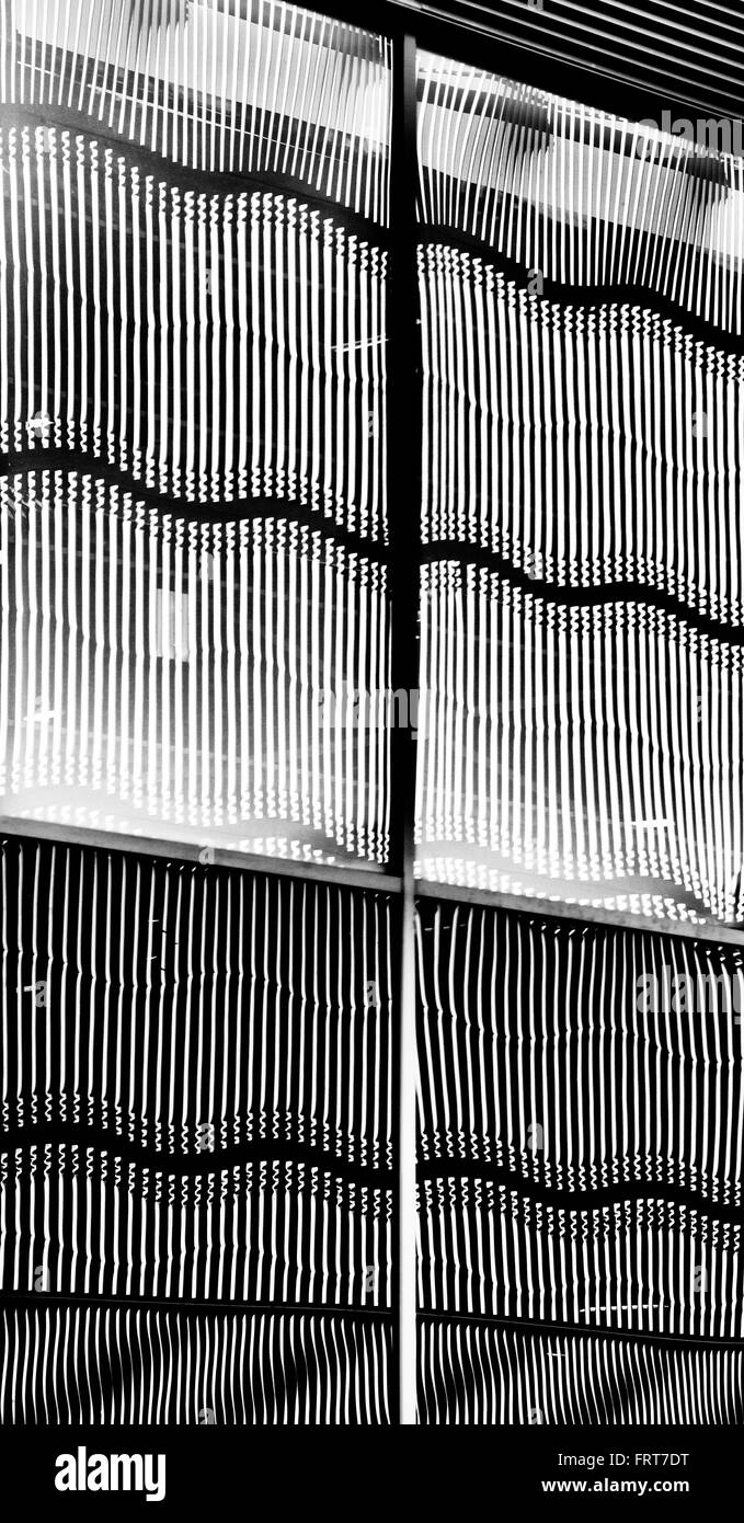 La structure d'acier ondulées sur une architecture de plusieurs étages reflétée dans les fenêtres de verre abstrait. Milton Keynes, España Banque D'Images