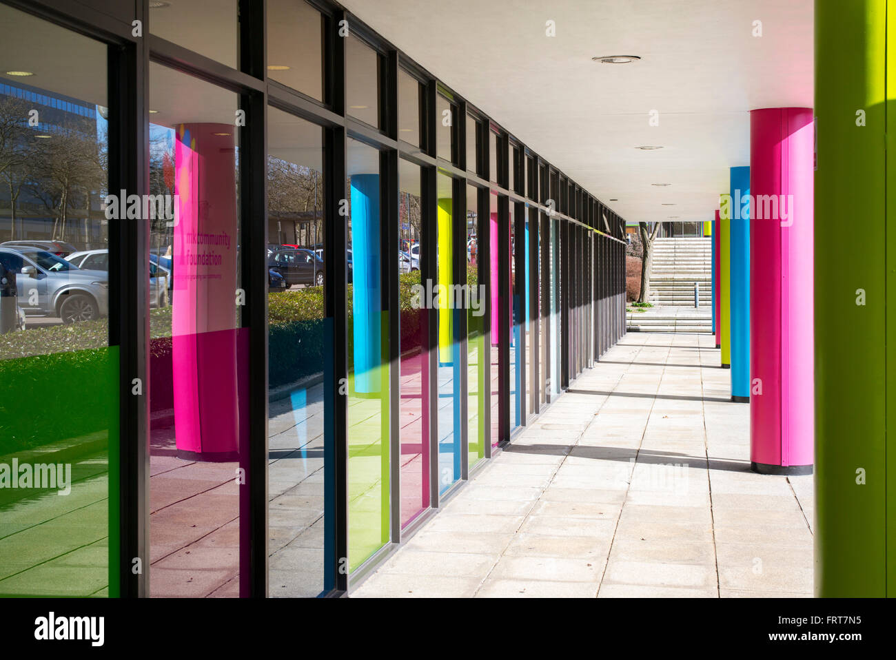 Piliers bâtiment coloré à l'extérieur des bureaux à Milton Keynes, Buckinghamshire, Angleterre Banque D'Images