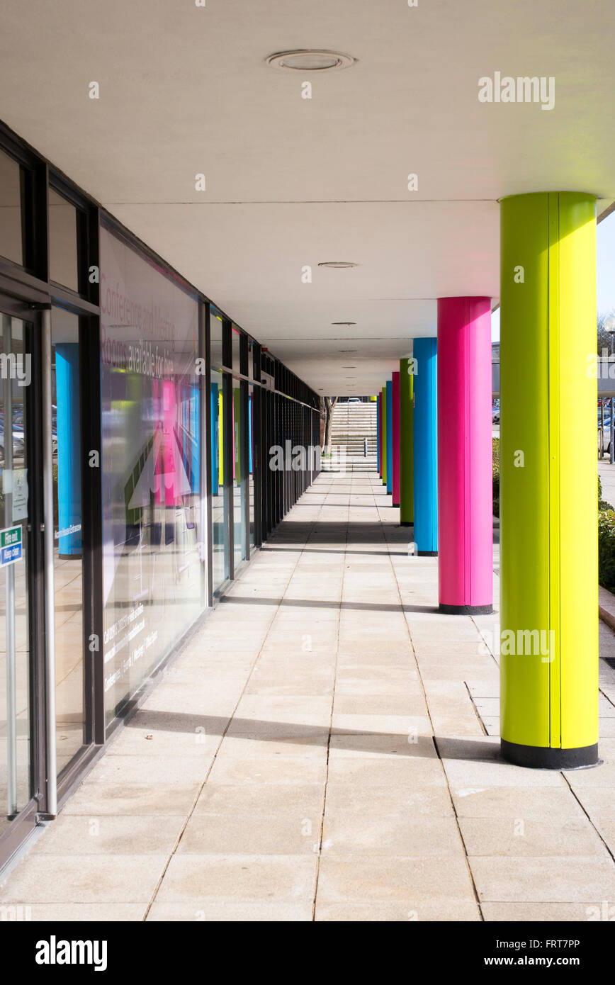 Piliers bâtiment coloré à l'extérieur des bureaux à Milton Keynes, Buckinghamshire, Angleterre Banque D'Images