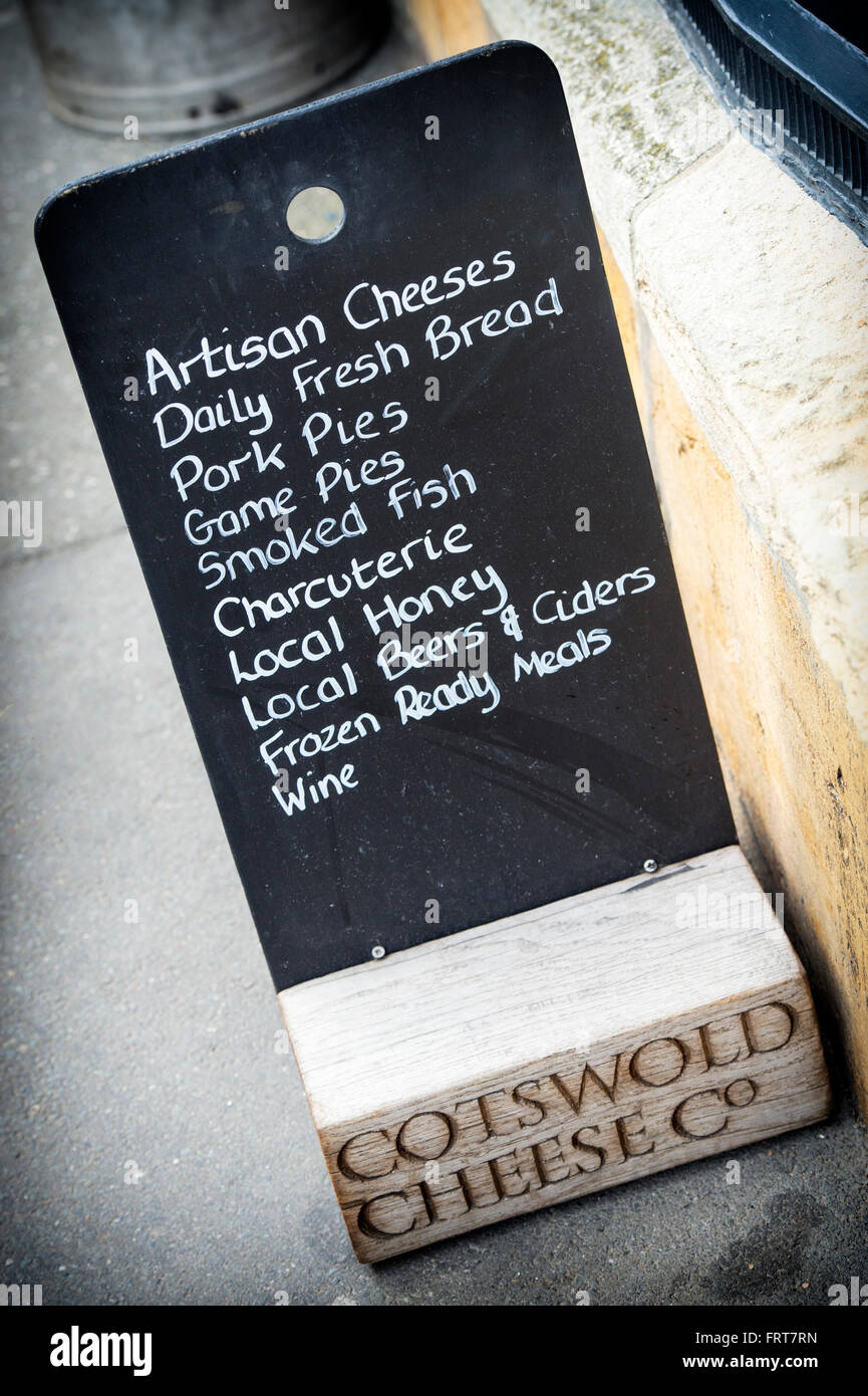 Cotswold cheese company shop sign in Stow on the Wold, Cotswolds, Gloucestershire, Angleterre Banque D'Images
