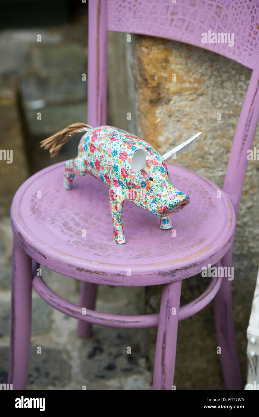 Cochon d'artisanat en papier mâché sur un fauteuil rose. Arles, France Banque D'Images