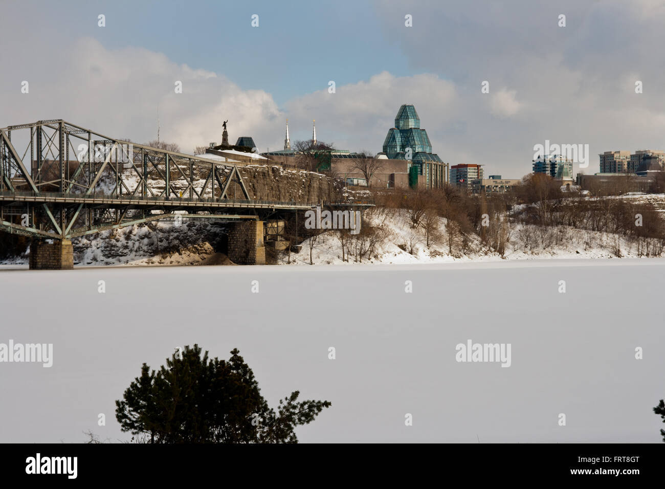 De l'autre côté de la rivière des Outaouais jusqu'à la Galerie nationale du Canada à Ottawa. Banque D'Images