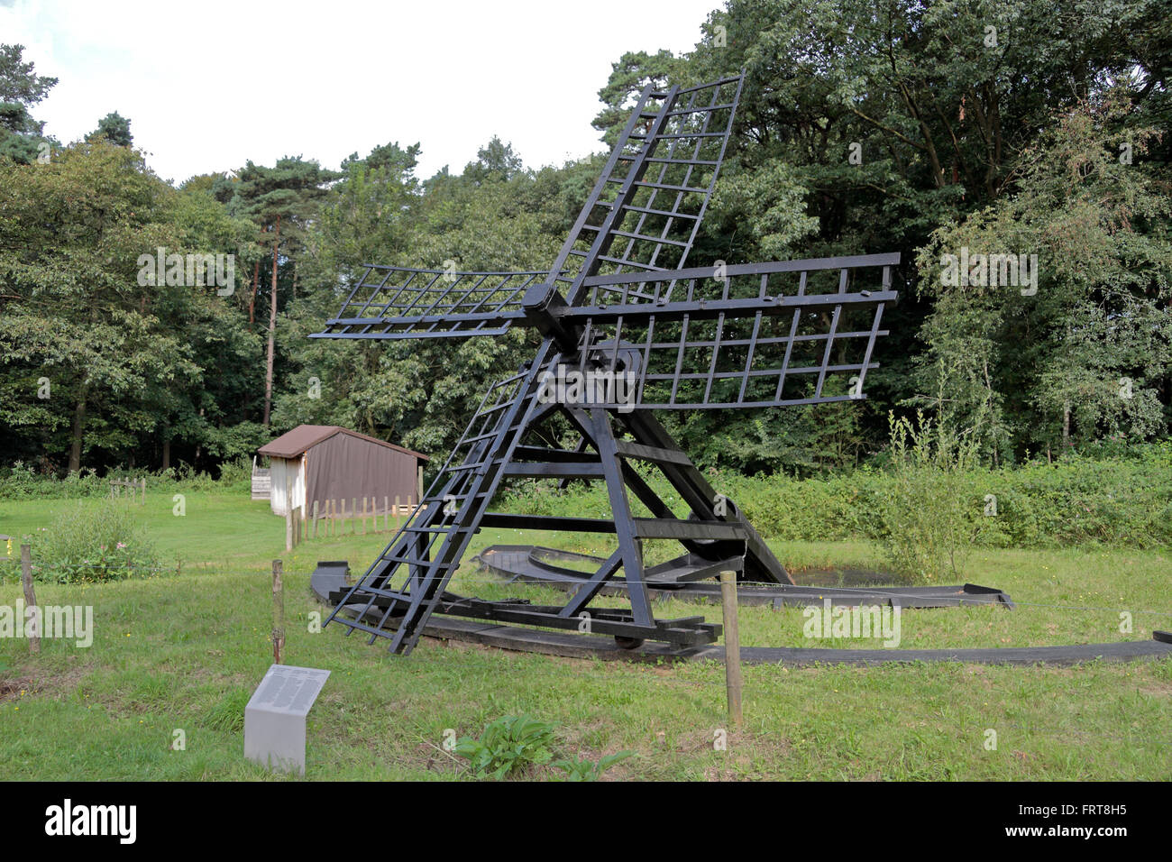 Un petit vent Wouterswoude moulin de drainage, Pays-Bas Open Air Museum (Nederlands Openluchtmuseum), Arnhem, Pays-Bas. Banque D'Images