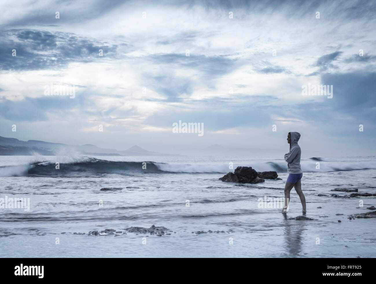 Woman on beach at sunset Banque D'Images