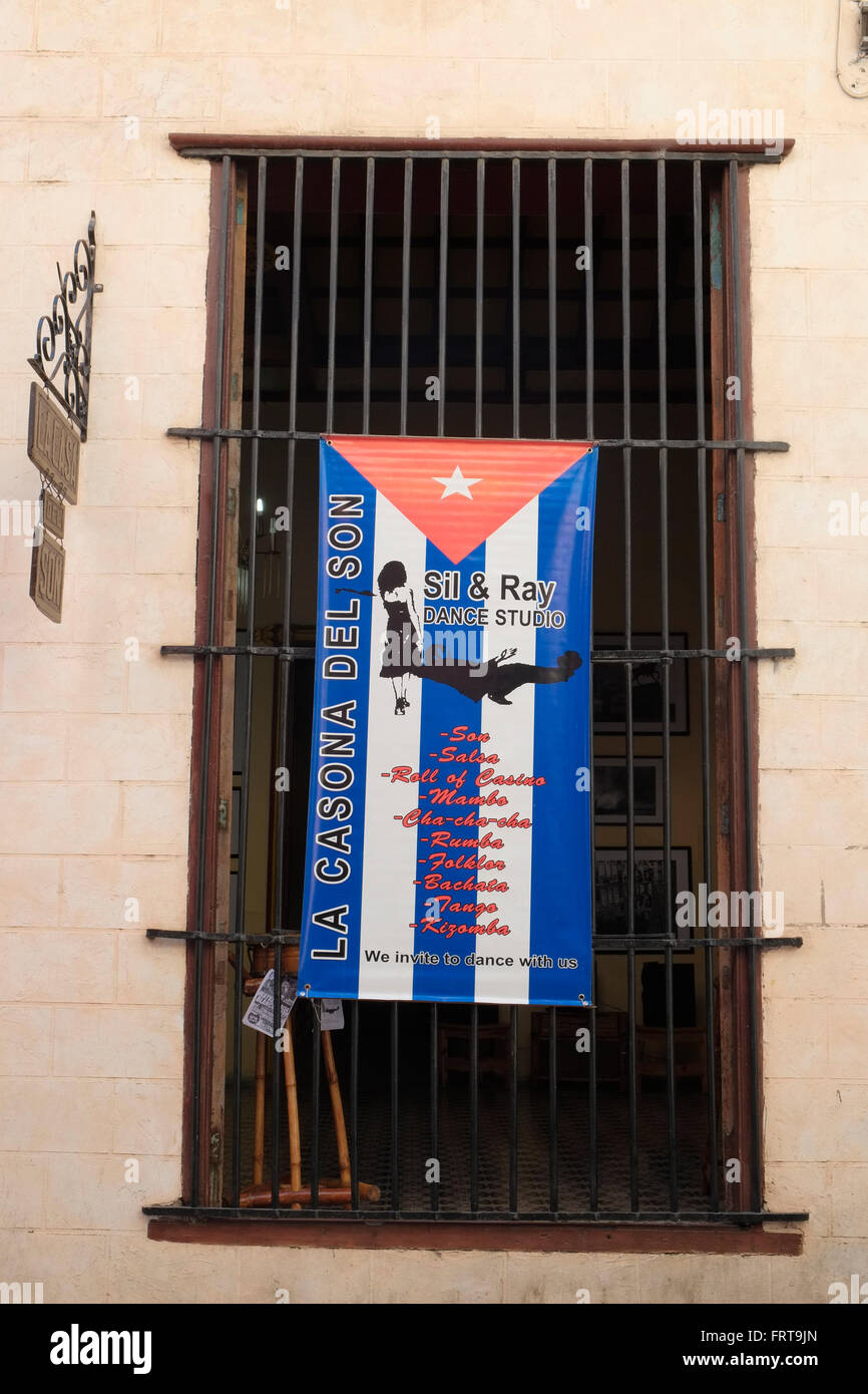Une bannière annonçant La Casona del fils dance studio dans la Vieille Havane, Cuba. Banque D'Images
