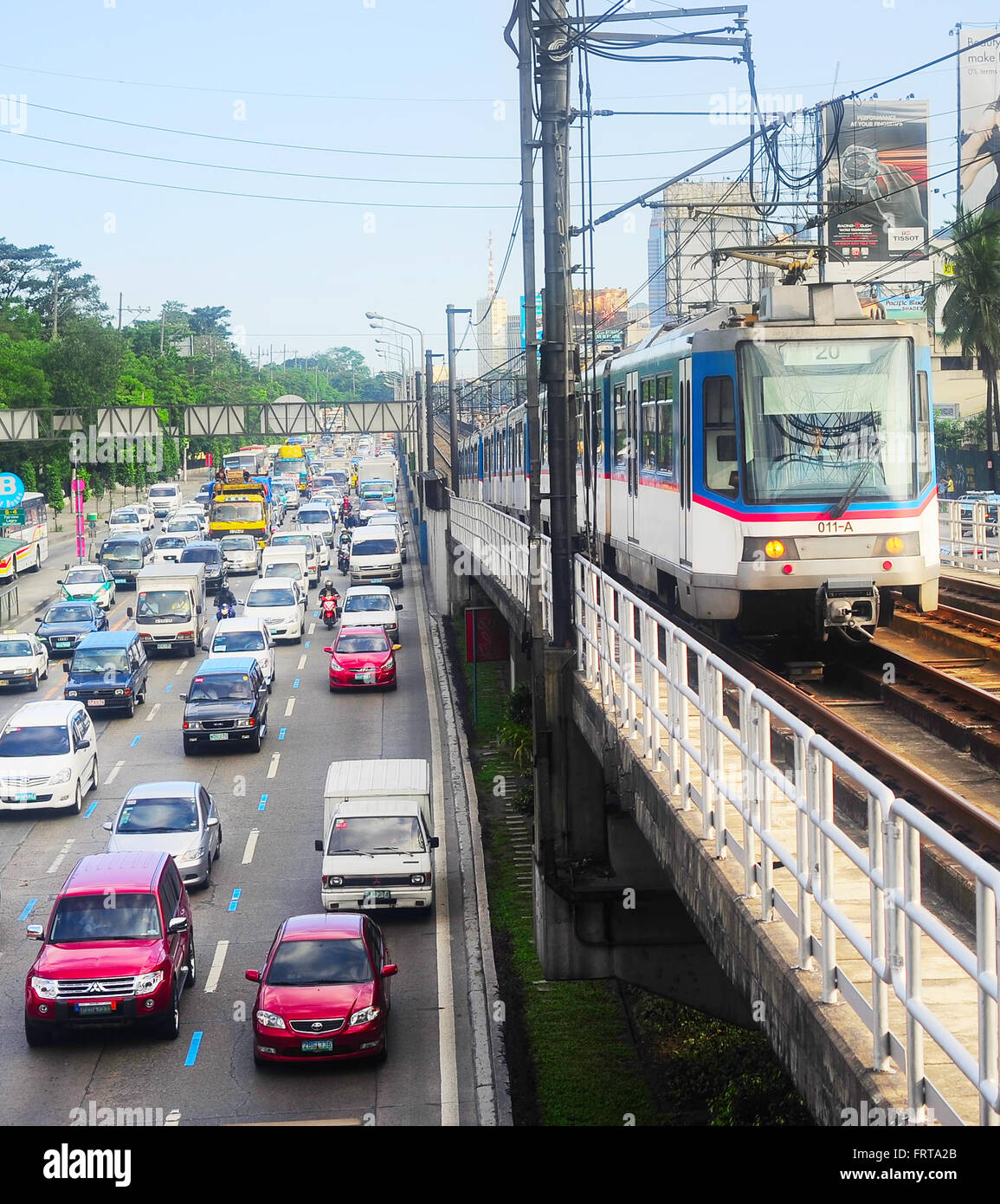 La LRT sur un chemin de fer à Manille, aux Philippines. Banque D'Images