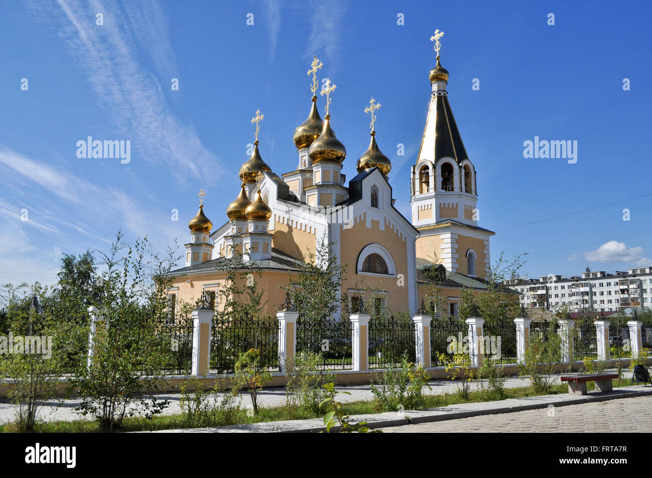 L'Église orthodoxe avec dômes dorés sur le fond de ciel bleu. Yakutsk, la Russie. Banque D'Images