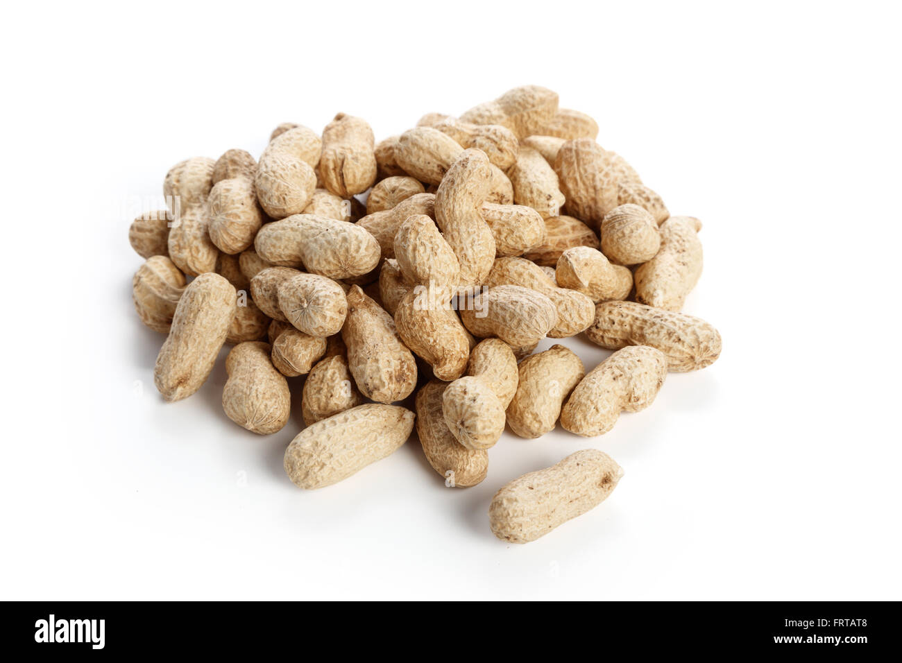 Les cacahuètes à sec, de l'ingrédient alimentaire avec un fond blanc. Banque D'Images