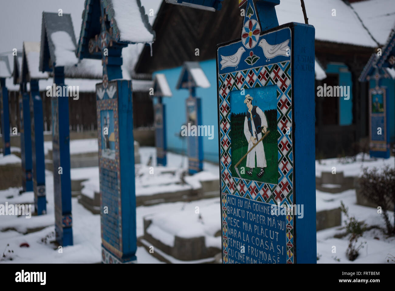 À l'intérieur du cimetière de la Roumanie où les gens sont heureux de rappeler avec humour et heureux d'au revoir. Banque D'Images