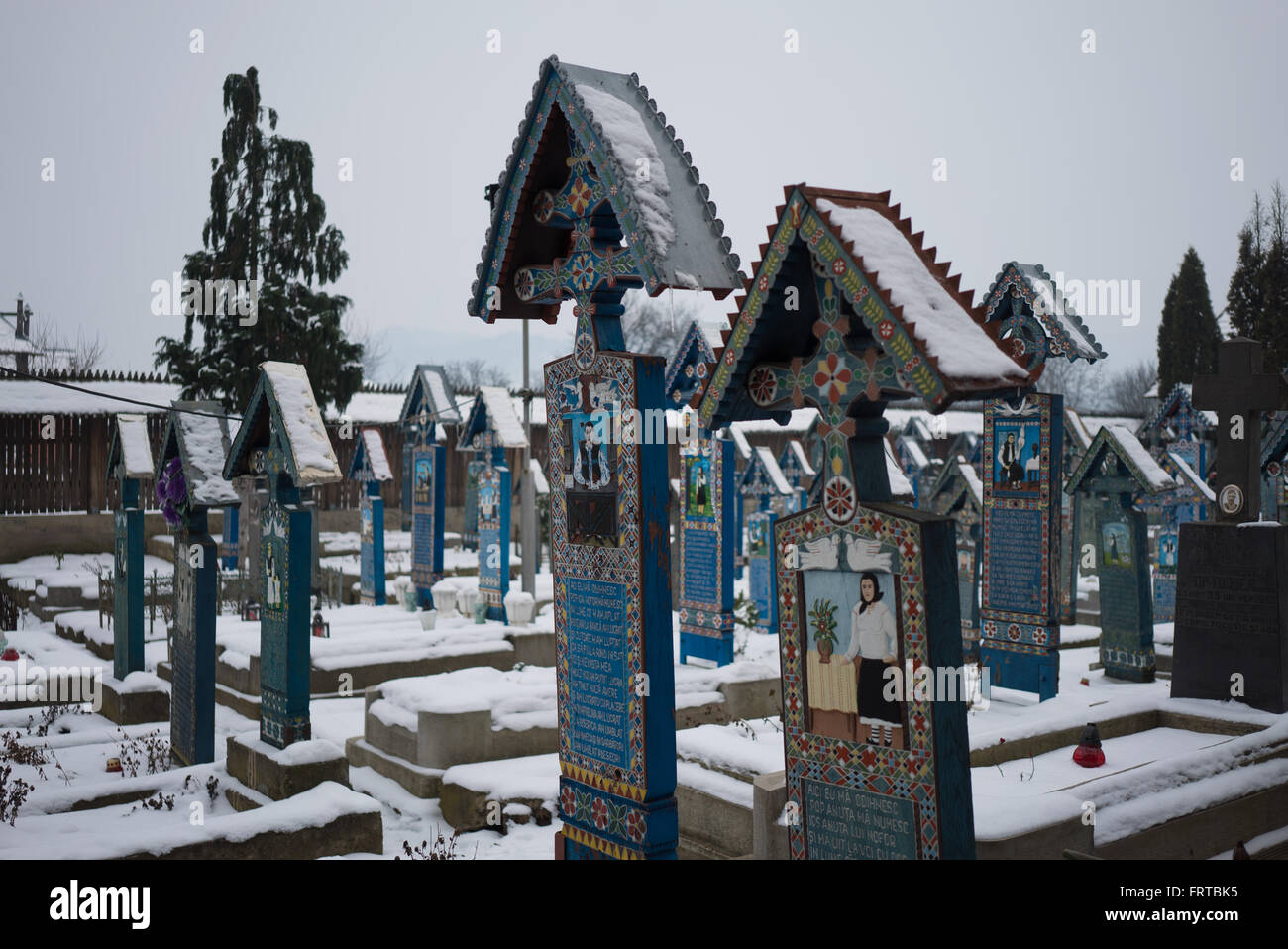 À l'intérieur du cimetière de la Roumanie où les gens sont heureux de rappeler avec humour et heureux d'au revoir. Banque D'Images