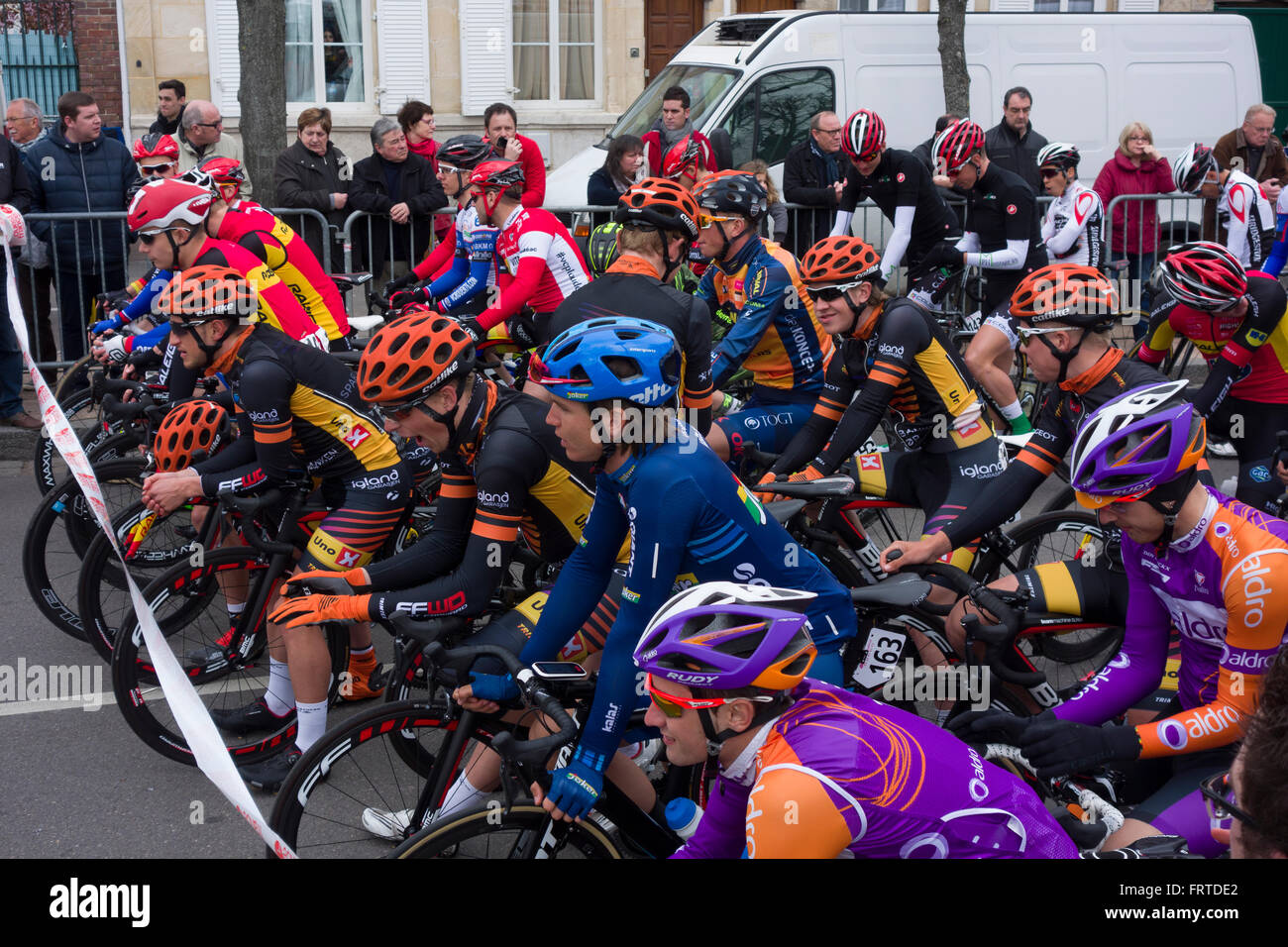 Les cyclistes de l'alignement au début de la deuxième étape du Tour de Normandie, Vernon, France Banque D'Images