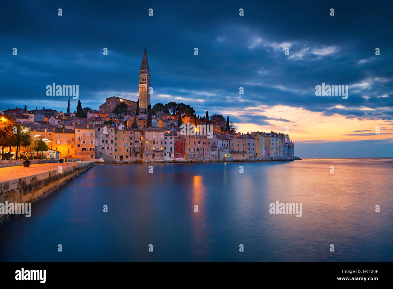 Rovinj, Croatie. Belle romantique vieille ville de Rovinj pendant le coucher du soleil,Péninsule d'Istrie, la Croatie, l'Europe. Banque D'Images