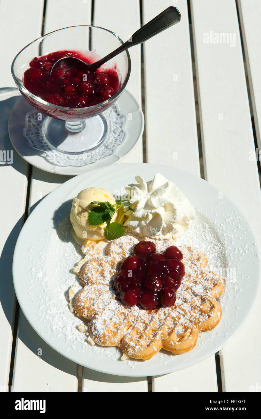 Deutschland, Nordrhein-Westfalen, région du Bergisches Land, Altenberg, Gaststätte Küchenhof, sind die Spezialität Waffeln Bergischen. Banque D'Images