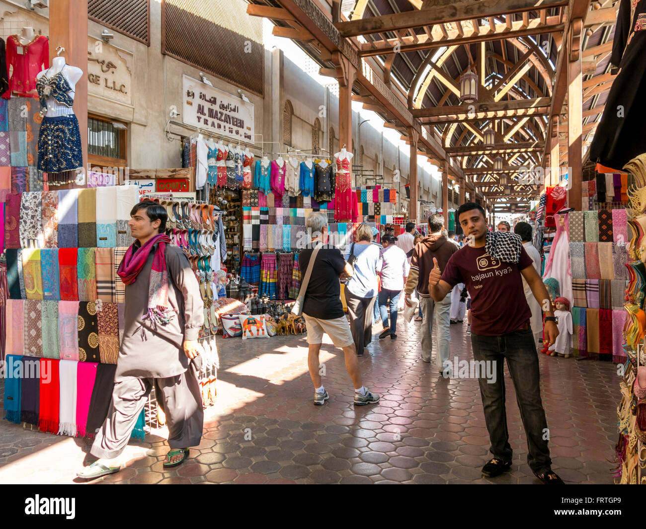 Ventes et boutiques dans l'ancien souk aux textiles Bur Dubai dans le vieux centre-ville de Dubaï, aux Émirats Arabes Unis Banque D'Images