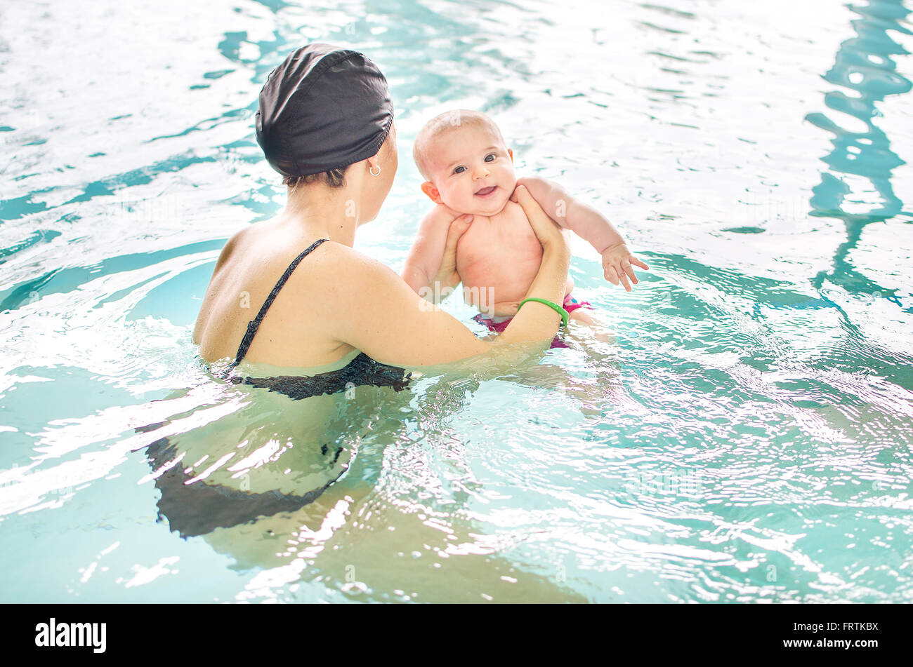 Piscine nouveau-né bébé Maman Banque D'Images