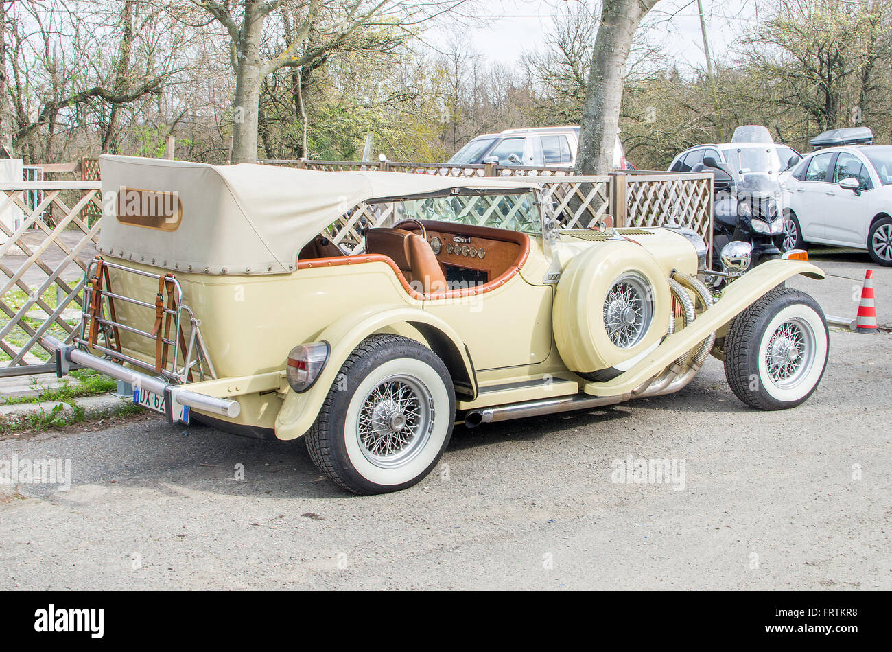 Excalibur jaune vintage car retour Banque D'Images