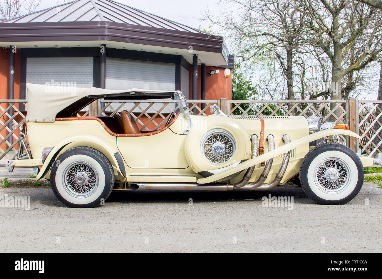 Excalibur jaune vintage profil Voiture Banque D'Images