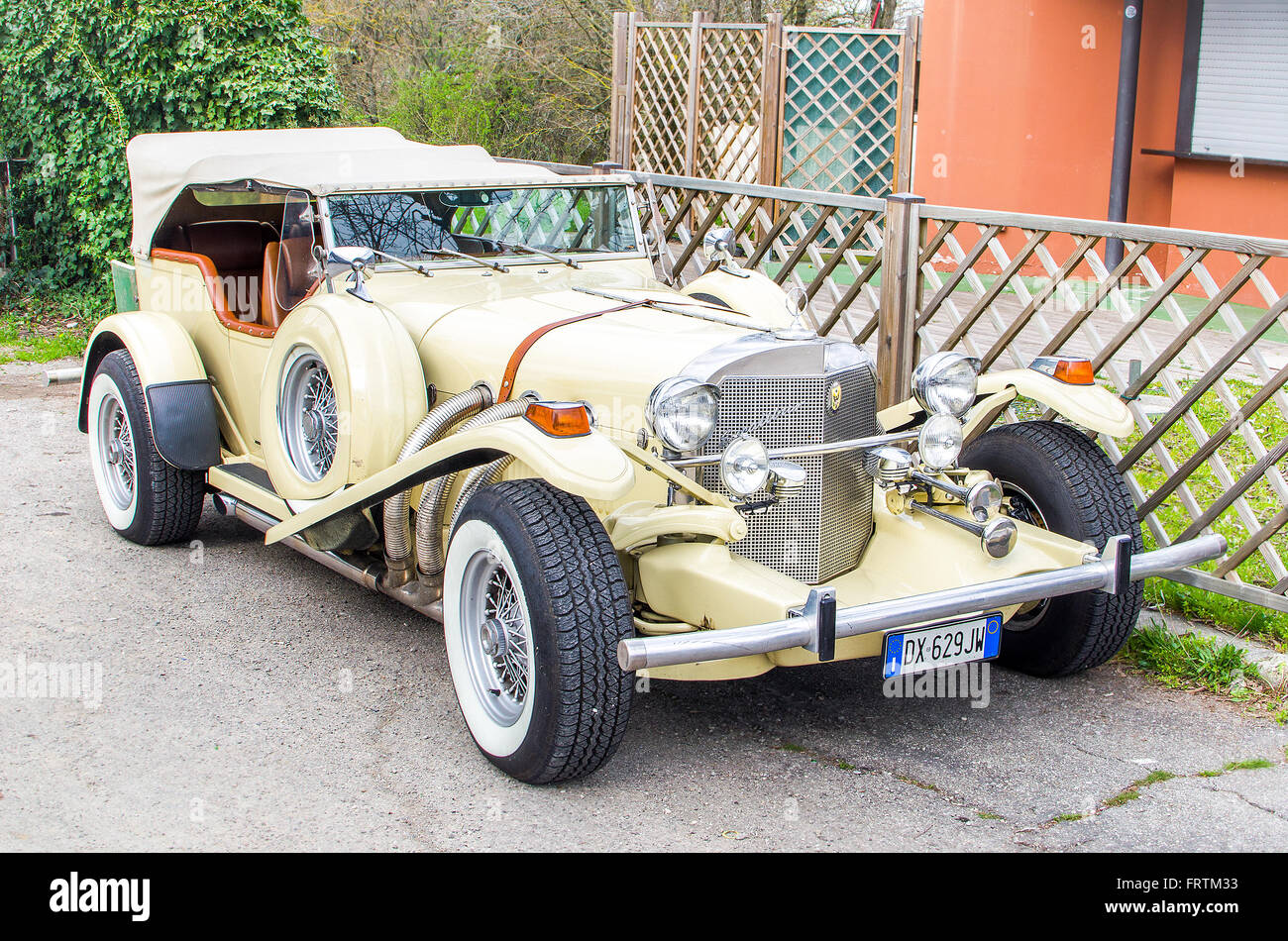 Excalibur jaune vintage car Banque D'Images