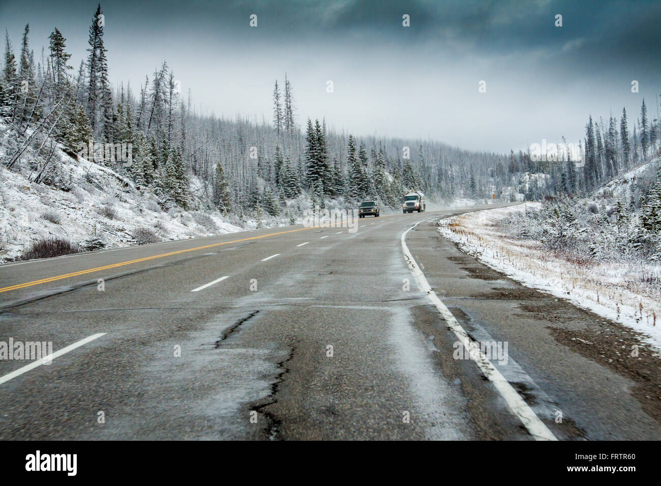 Route panoramique de neige à la fin du mois d'octobre sur l'autoroute 93 de la montagnes Rocheuses dans le Parc National de Kootenay en Colombie-Britannique, Canada. Banque D'Images