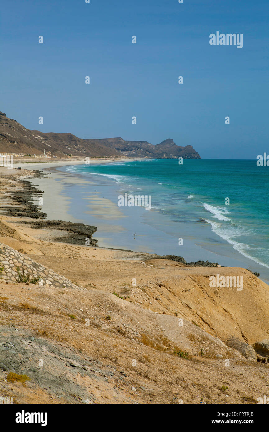 La côte de l'océan d'Oman, près de Al Mughsayl. Banque D'Images