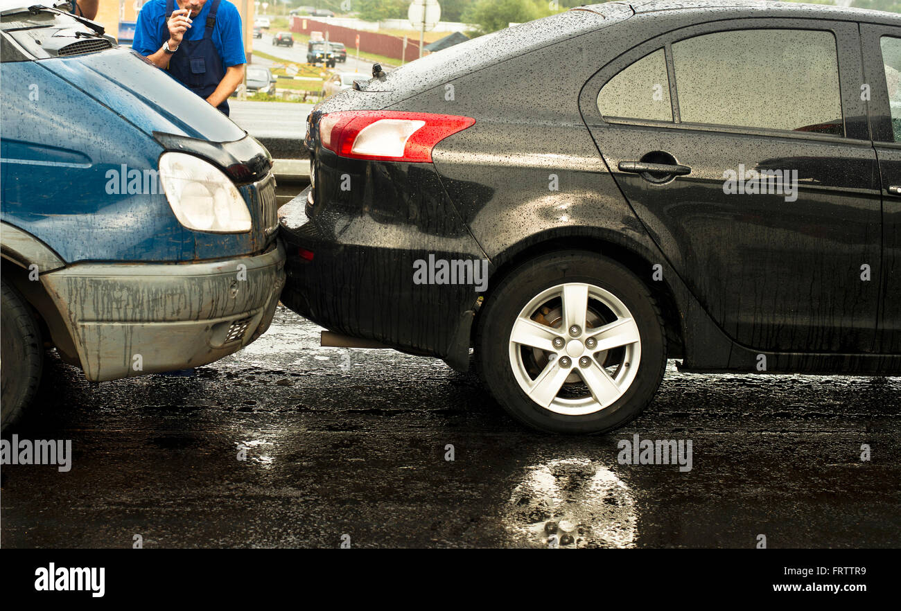 Accident de voiture sur la surface de la route pluvieuse Banque D'Images