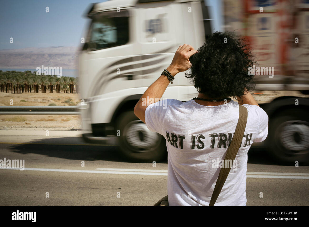 Israël, l'homme en photo sur le bord de la route tout en chariot est en passant par Banque D'Images