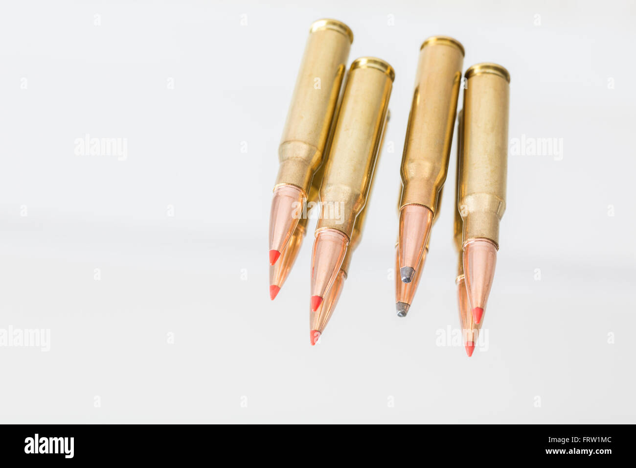 L'essence avec et sans plomb des cartouches de fusil, carabine Banque D'Images