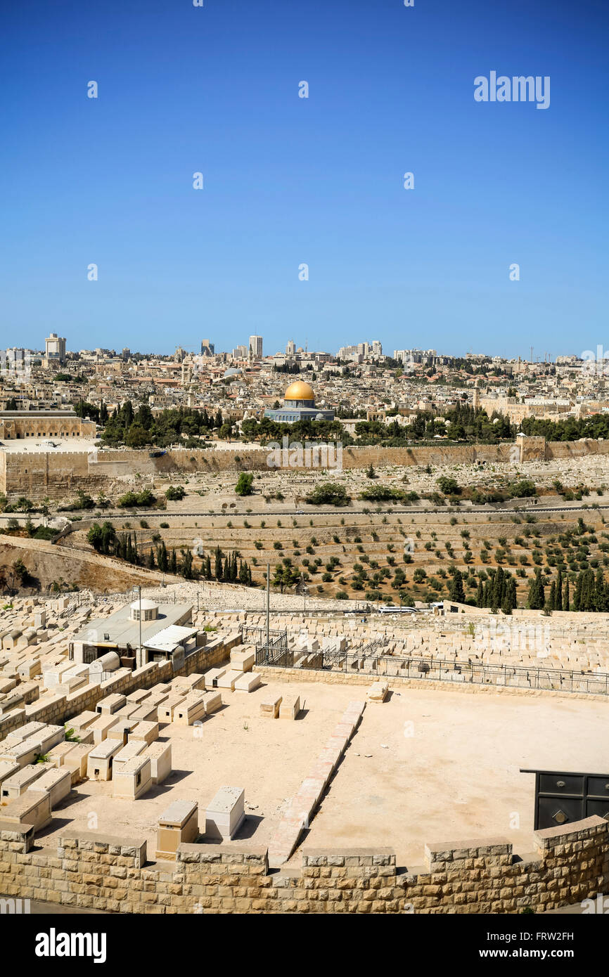 Israël, Jérusalem, paysage urbain avec cimetière et Dôme du Rocher Banque D'Images