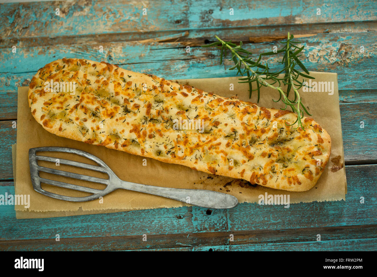 Focaccia à l'ail, romarin et thym Banque D'Images