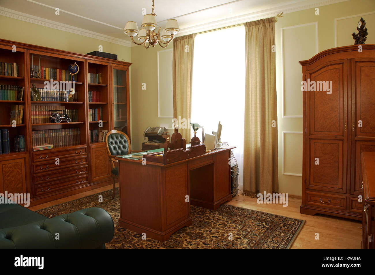 Bibliothèque, table et chaise dans une armoire Banque D'Images