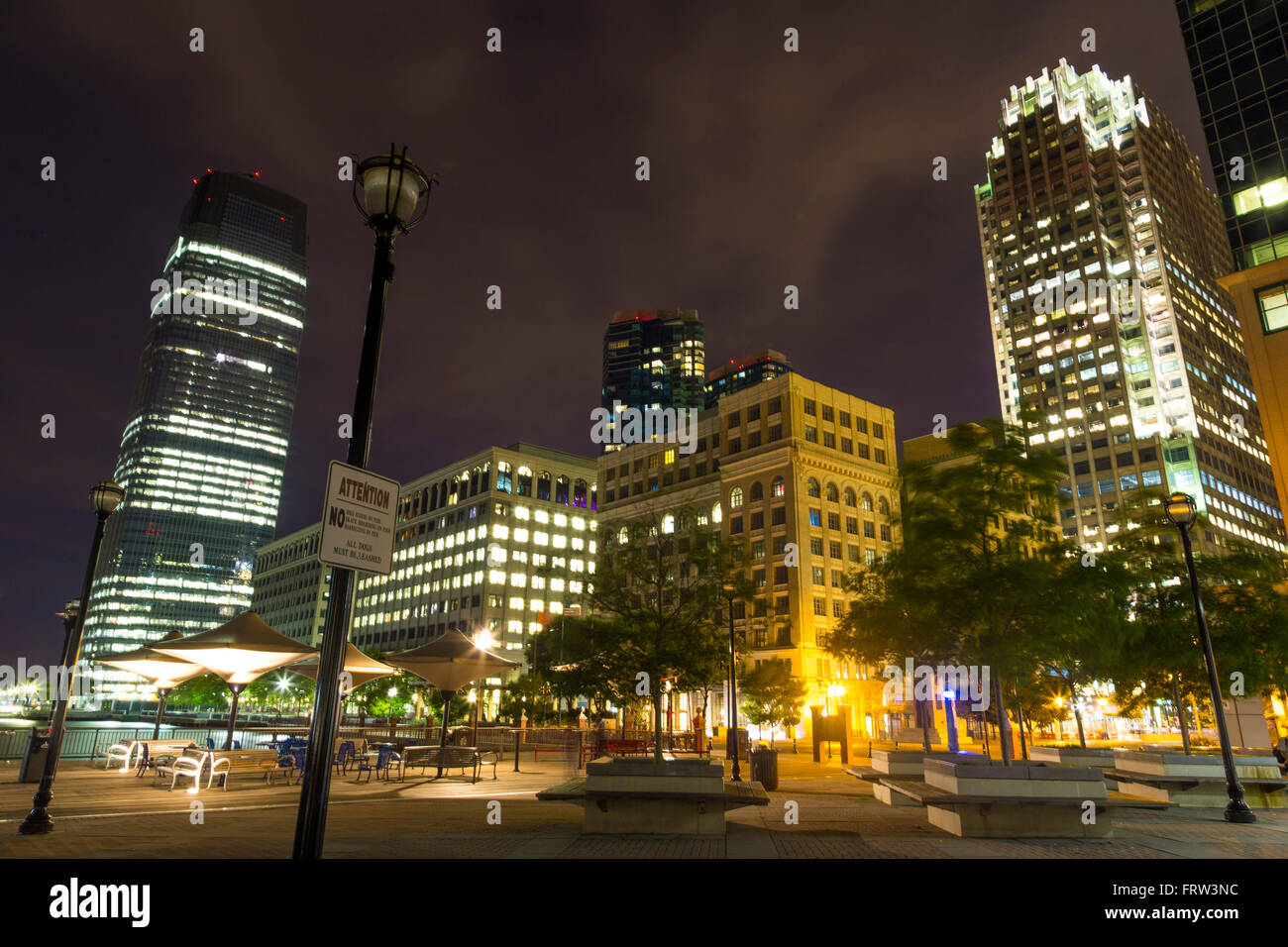 Promenade côtière et vue de l'échange Place à Jersey City, New Jersey la nuit Banque D'Images