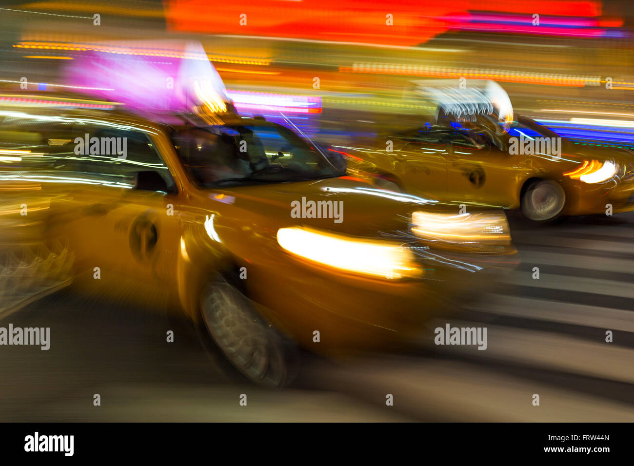 Résumé photo floue d'un taxi jaune en mouvement à Manhattan, New York City Banque D'Images