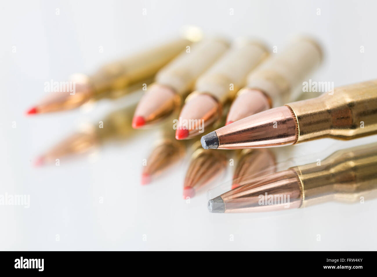 L'essence avec et sans plomb des cartouches de fusil, carabine Banque D'Images