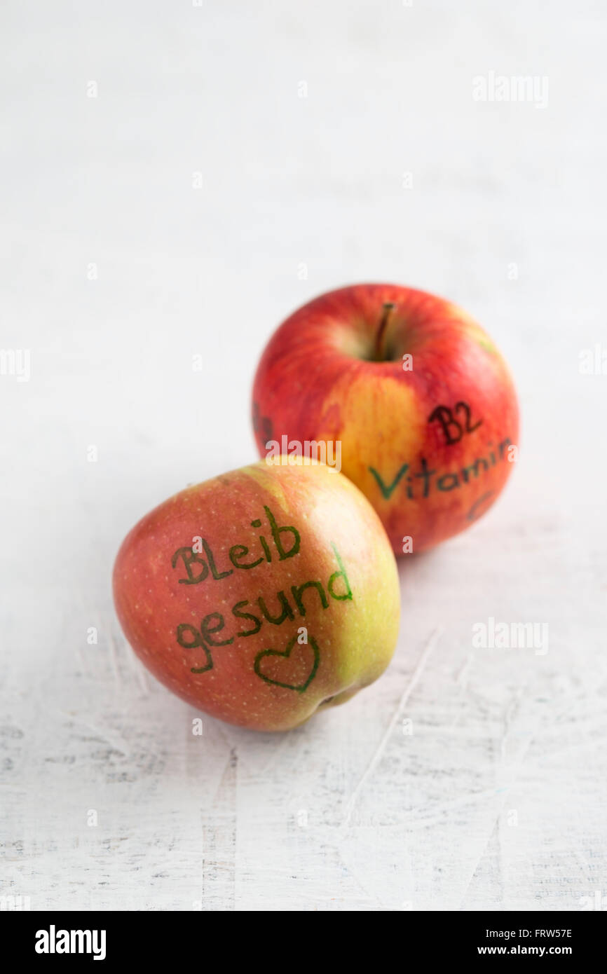 Deux pommes marquées avec le colorant alimentaire Banque D'Images