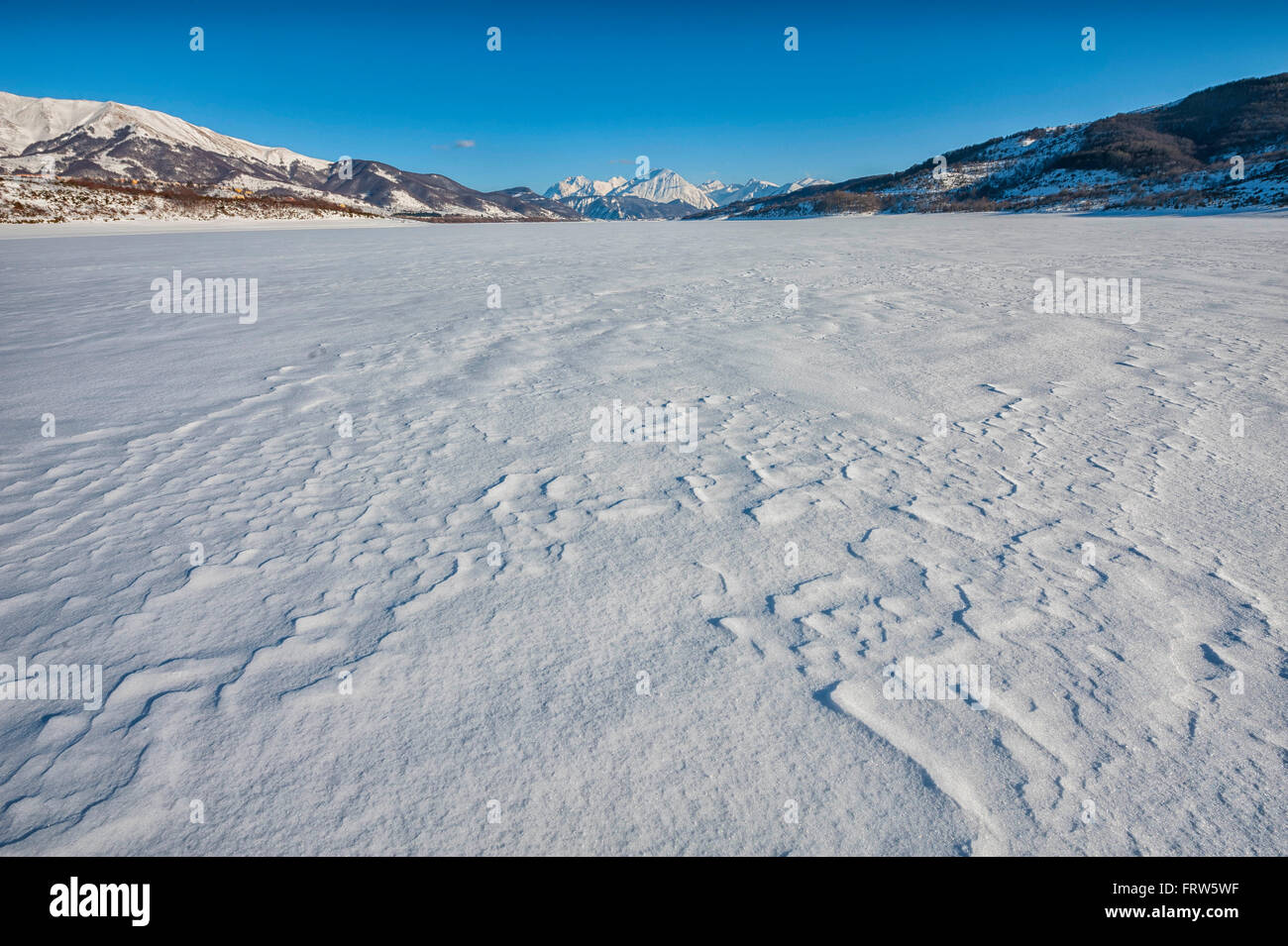 L'Italie, les Abruzzes, le Gran Sasso et Monti della Laga National Park, le lac Campotosto complètement gelés en hiver Banque D'Images