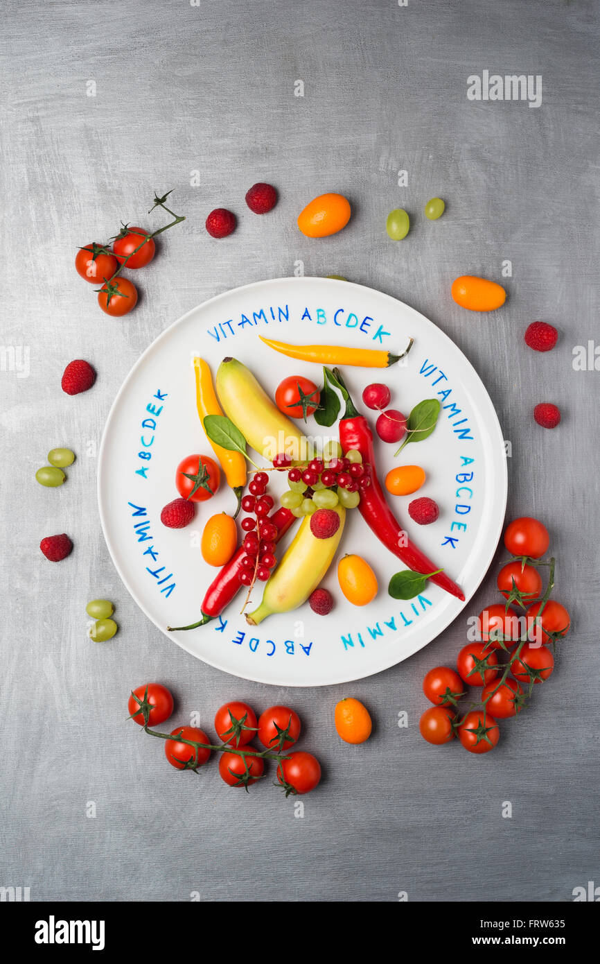 Différents fruits et légumes sur la plaque, les vitamines Banque D'Images