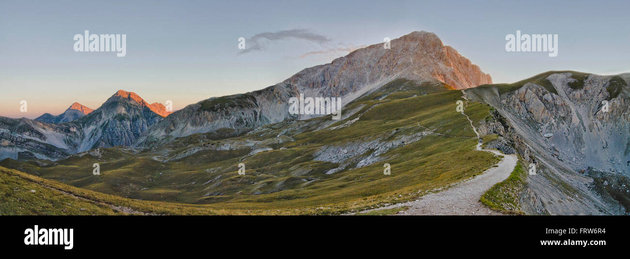 L'Italie, les Abruzzes, le Gran Sasso et Monti della Laga Parc National, le lever du soleil sur le pic de Corno Grande Banque D'Images