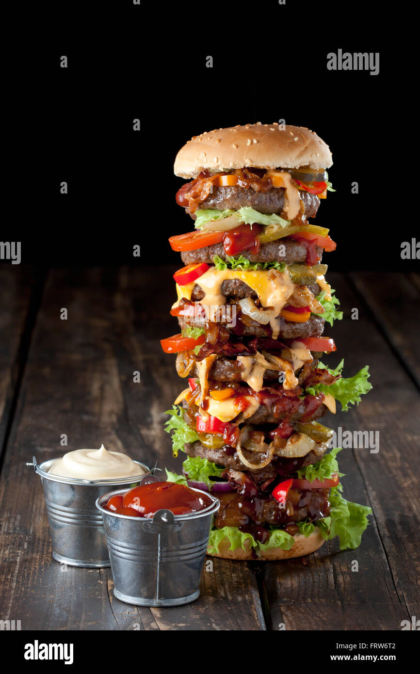 Très grand hamburger avec de la mayonnaise et du ketchup Banque D'Images