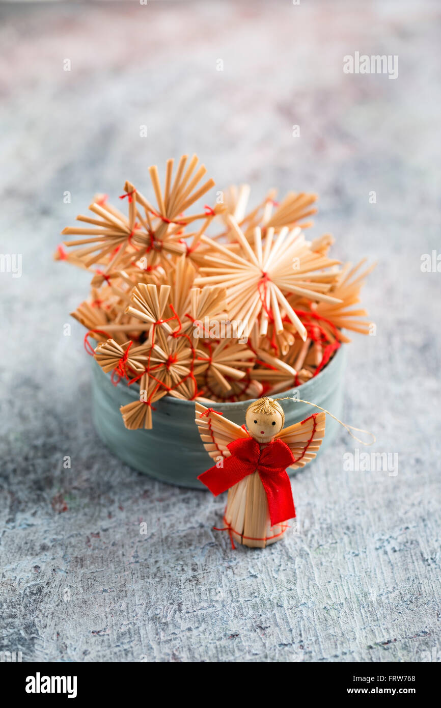 Décoration de Noël, étoiles de paille et angel figurine Banque D'Images