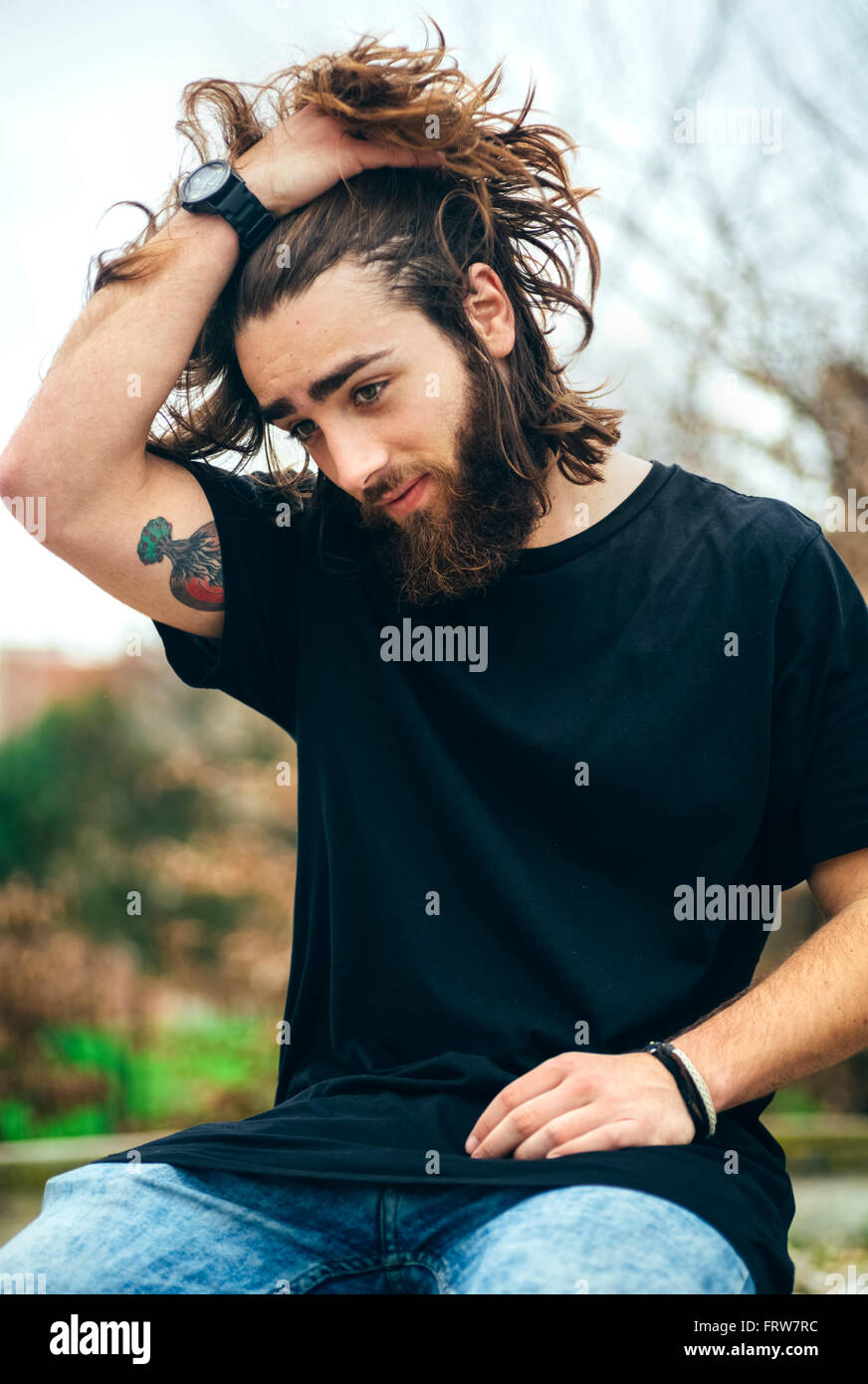 Portrait de jeune homme barbu avec tatoo sur son bras Banque D'Images