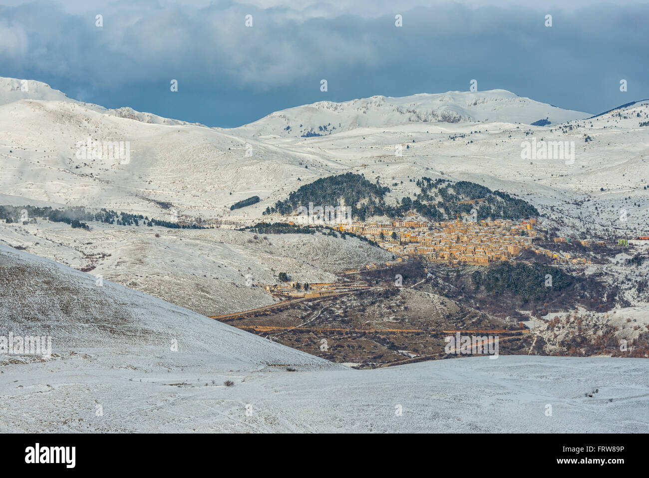 L'Italie, les Abruzzes, le Gran Sasso et Monti della Laga, Parc National de la ville de Castel del Monte en hiver Banque D'Images