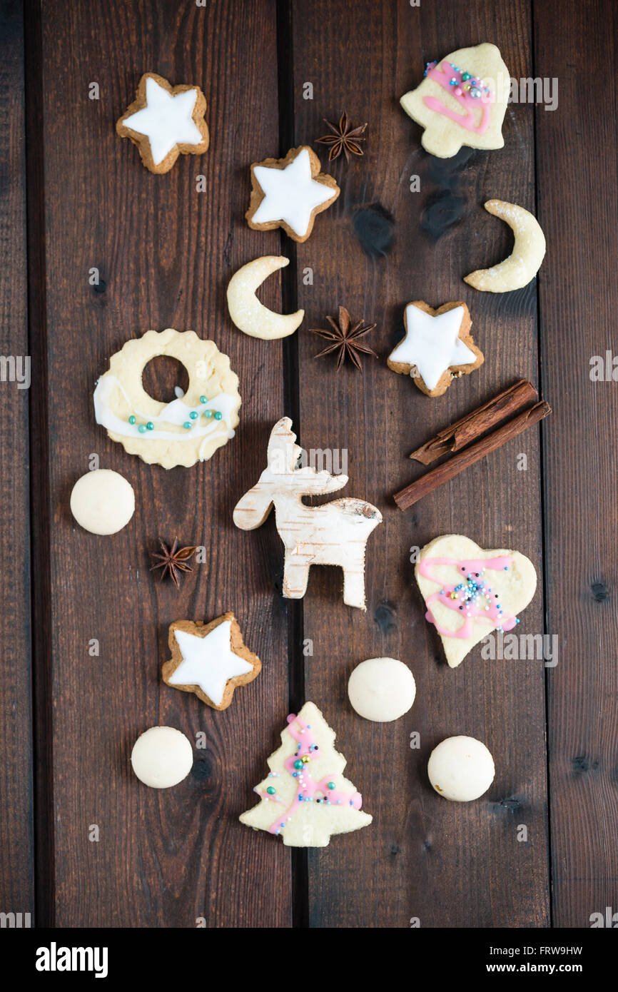 Biscuits de Noël sur bois, cannelle, amande star cookie, biscuit à l'anis Banque D'Images