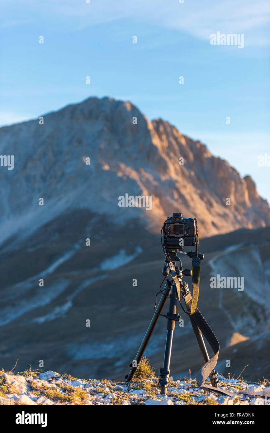 L'Italie, les Abruzzes, le Gran Sasso et Monti della Laga National Park, appareil photo sur trépied en face de Corno Grande pointe Banque D'Images