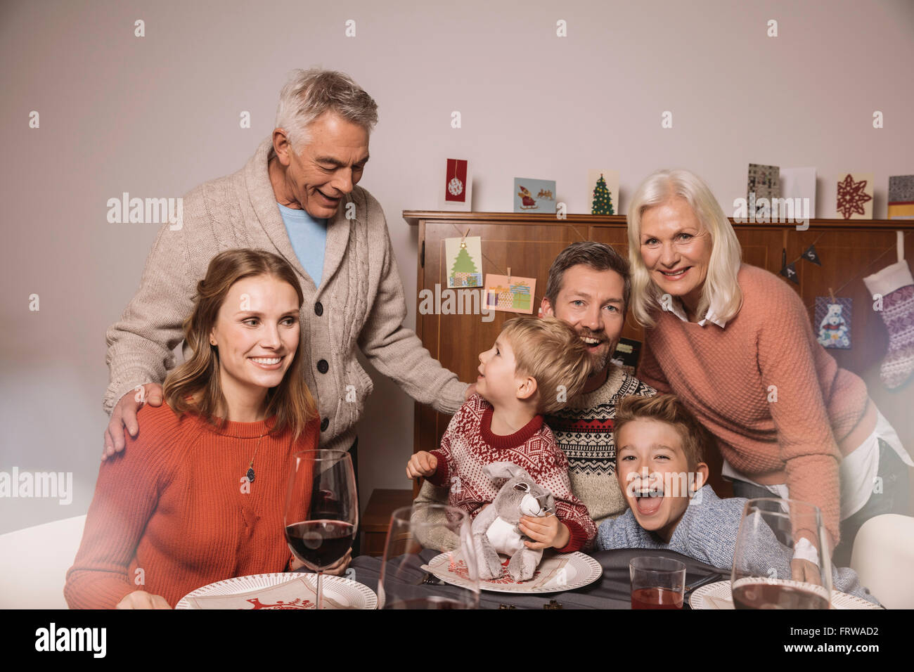Une famille heureuse de trois générations au cours d'un dîner de Noël Banque D'Images