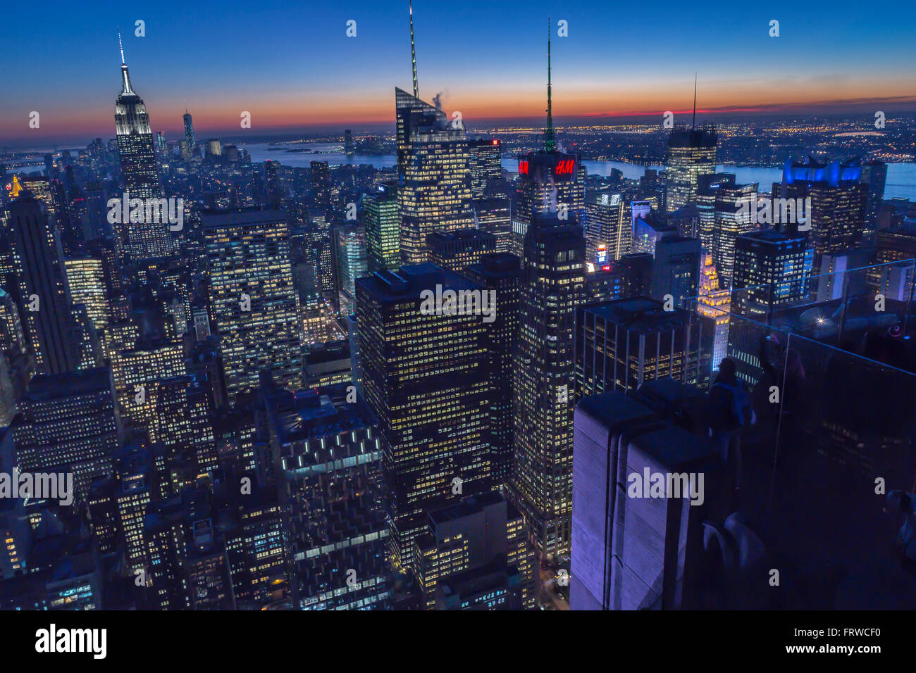 TOP OF THE ROCK OBSERVATION DECK Midtown Manhattan skyline NEW YORK USA Banque D'Images