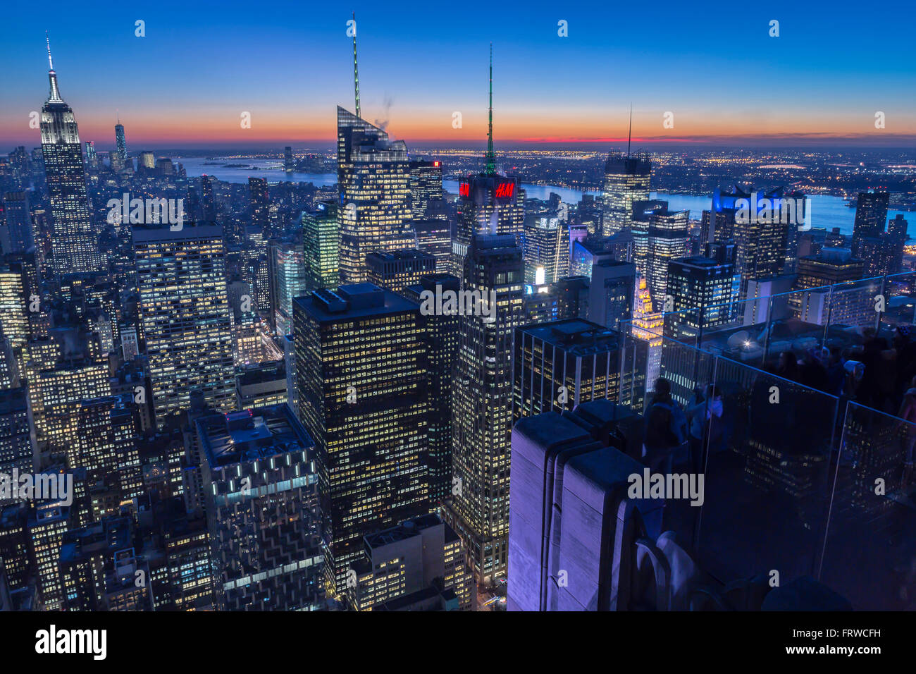 TOP OF THE ROCK OBSERVATION DECK Midtown Manhattan skyline NEW YORK USA Banque D'Images