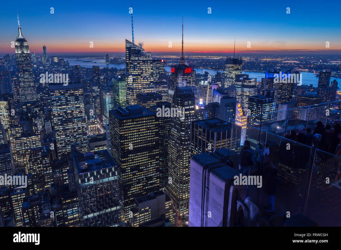 TOP OF THE ROCK OBSERVATION DECK Midtown Manhattan skyline NEW YORK USA Banque D'Images