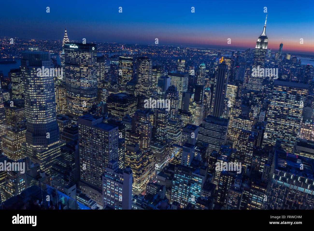 TOP OF THE ROCK OBSERVATION DECK Empire State Building midtown Manhattan skyline NEW YORK USA Banque D'Images